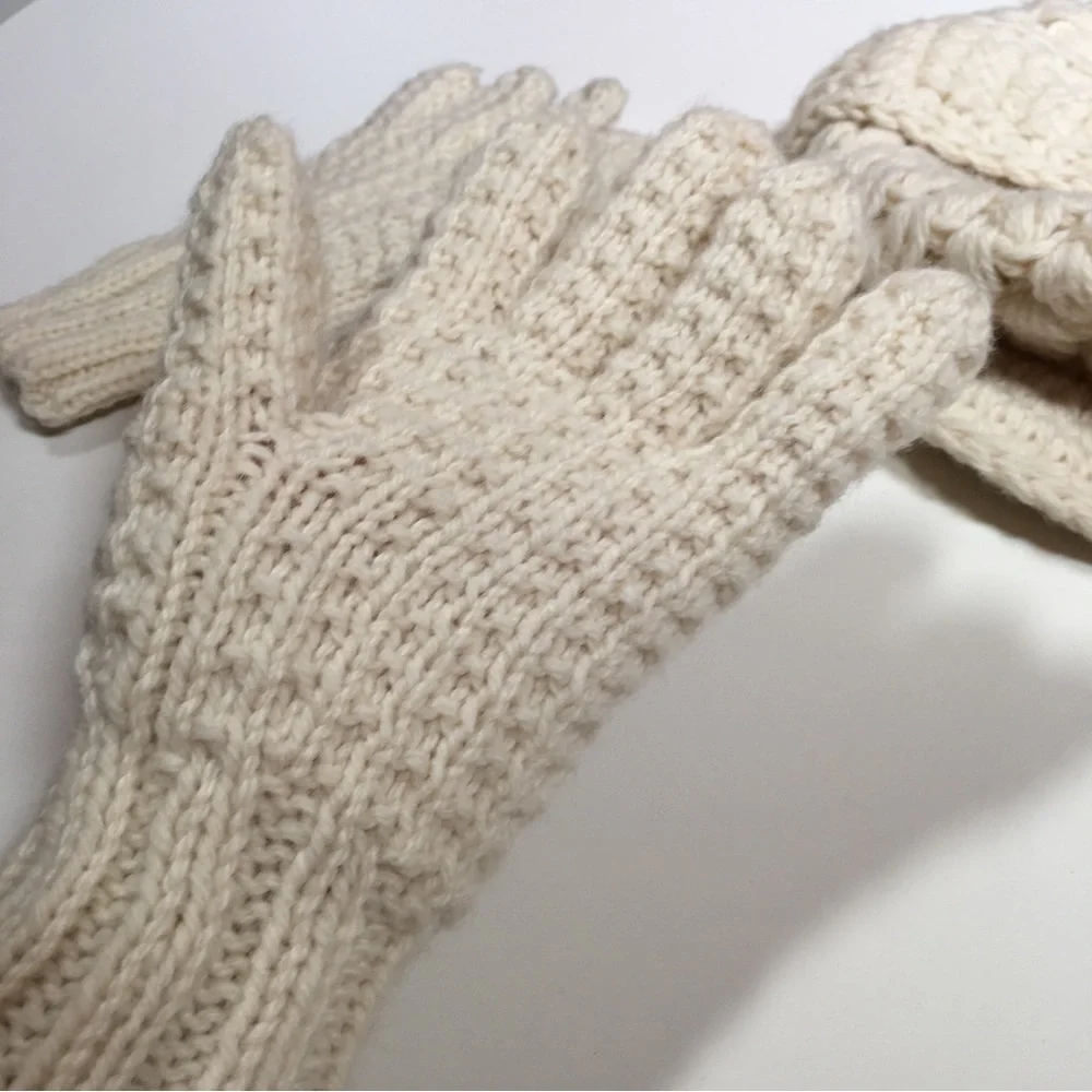 Vintage Cream Crochet Newsboy Cap and Matching Knit Gloves - Picture 7 of 15